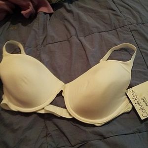 BNWT Calvin Klein White, T-shirt bra 34C